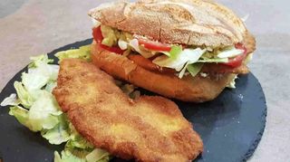 Panino con cotoletta di pollo panata
