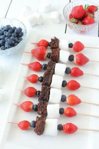 Chocolat Et Brochettes De Fruits