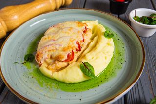 Запеченное куриное филе с сыром моцарелла и картофельным пюре (400г)