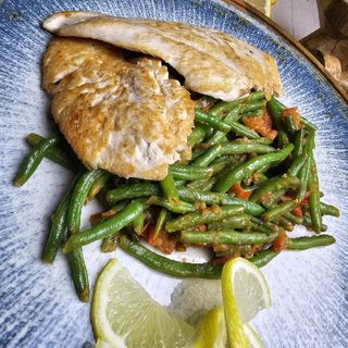 PIEPT DE PUI CU FASOLE VERDE SI ROSII SOTE 400 GR