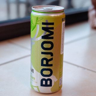 Napój gazowany „Borjomi”  o smaku limonki z ekstraktem z kolendy 