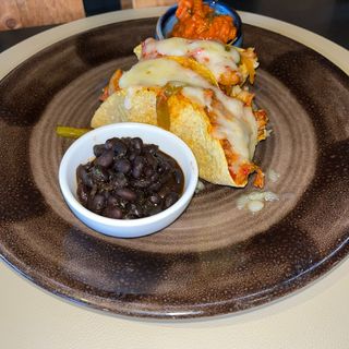 Taco al pastor con cerdo marinado con mezcla de chiles y piña braseada.  