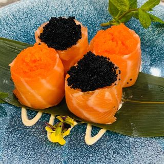 33. GUNKAN SALMÃO TOBIKO VERNELHO 6peças+GUNKAN SALMÃO TOBIKO PRETO 6 peças