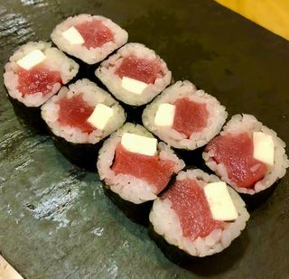 93. Maki Atún con Queso (8 piezas)