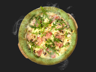 З беконом та шинкою на вершковому соусі піца