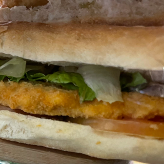 Panino cotoletta pomodoro e insalata 