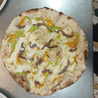 Pizza fiori di zucca e alici