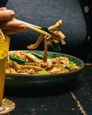 PAD THAI CON VERDURAS Y POLLO