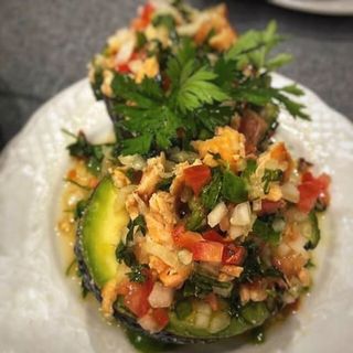 Stuffed Avocado With Vegetables Ir Salmon Sautée (2 Pzs.)