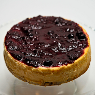 კლასიკური ჩიზქეიქი კენკრის ზედსართით 6 ნაჭრიანი