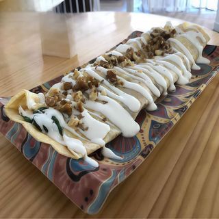 Crepe con pollo, espinacas, queso feta y nueces