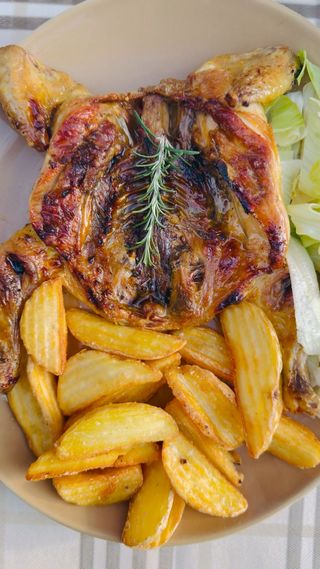 Galletto con patate e insalata