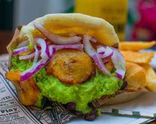 Menú arepa vegana + acompañamiento + bebida