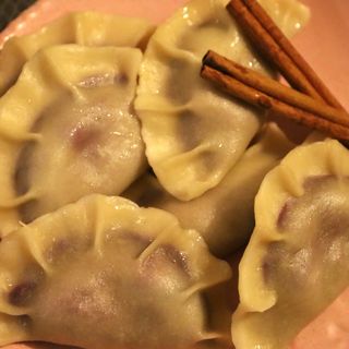 Pierogi z twarożkiem, rodzynkami i cynamonem