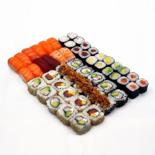 Nigiris de salmón con atún y cebolla roll (16 pzs.)