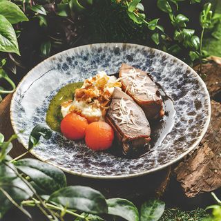 Говяжий язык с картофельным пюре и луковым песто