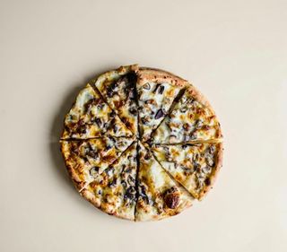 Pizza De Champiñones Y Queso (Mediana)