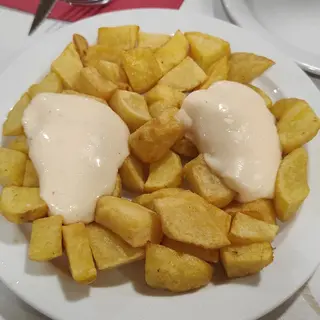 PATATAS BRAVAS CON FRANKFURT 