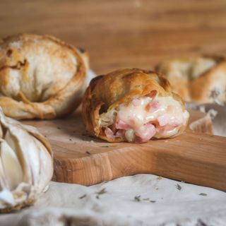 Empanada De Jamón Y Queso