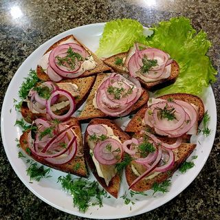 Житні грінки з оселедцем та салом