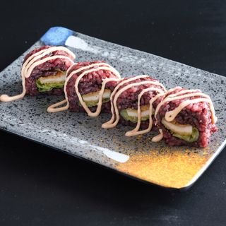 91.Uramaki de arroz negro, pollo frito, lechuga (4 uds.)