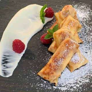 Млинці з сиром та медово-цитрусовим соусом