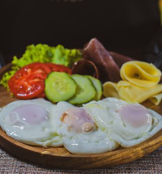 Jaja sa goveđom pršutom