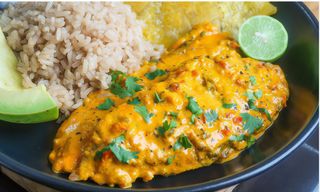 Pescado costeño dorada en leche de coco y frutos del mar