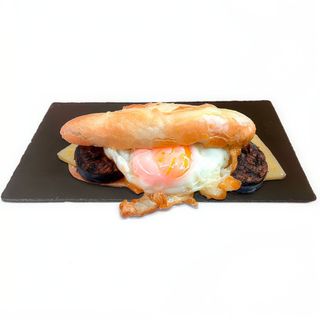 Montadito Cojonudo De Morcilla Ibérica Con Queso Curado Y Huevo Frito
