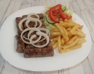 Ćevapi u  domaćem somunu mala porcija