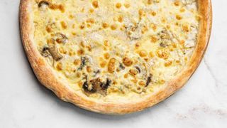 Пицца с грибами и сливками