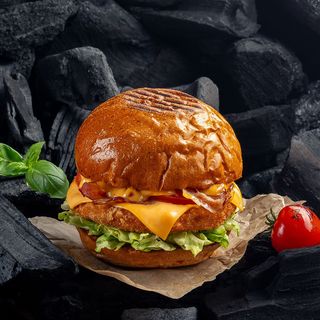 Чізбургер з курячою котлетою та беконом