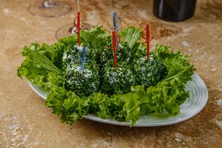 პომიდორი ჩერი ფეტა ყველითა და ოხრახუშით