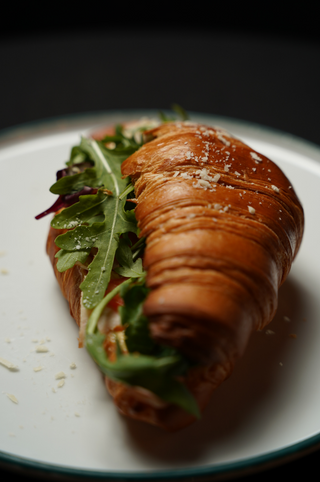 Круасан з моцарелою