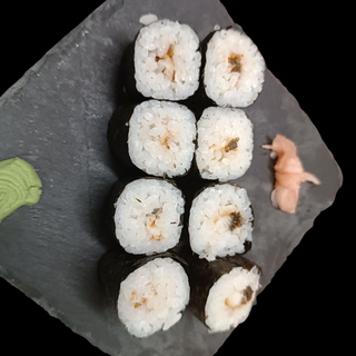 Hosomaki de anguila y queso