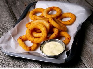 Кільця цибулі з соусом тартар (150g)