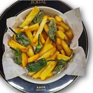 Guarnición Patatas fritas y pimientos de padron