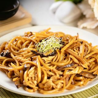 Tallarines Fritos Bambu, Setas y Huevo