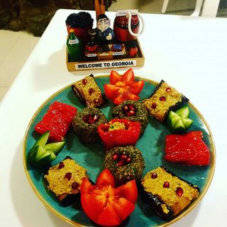 ასორტი ბადრიჯანი, ფხალი, ბულგარული ნიგვზით