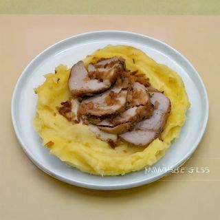 Свинна вирізка з картопляним пюре та грибним соусом