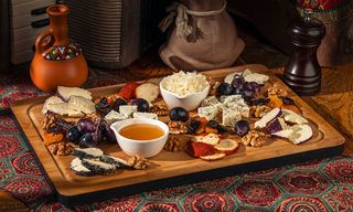 ქართული ხელნაკეთი ყველის დაფა