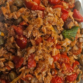Tonno con pomodorini, olive e cipolla