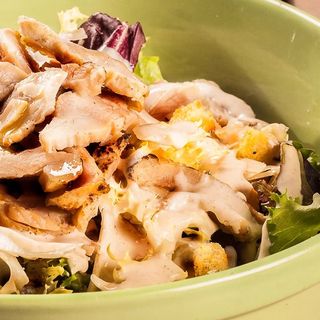Ensalada César con pollo