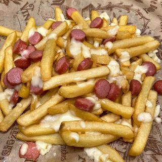 Würstel, patatine e provola