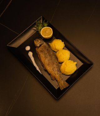 Păstrăv cu mămăliguță și usturoi