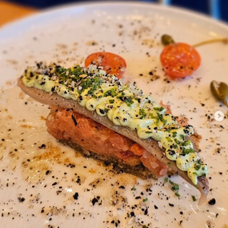 Timbale de perfecto de tomate y sardina ahumada