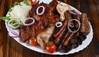 Mešano meso 1kg, tri somuna i 500g pomfrita