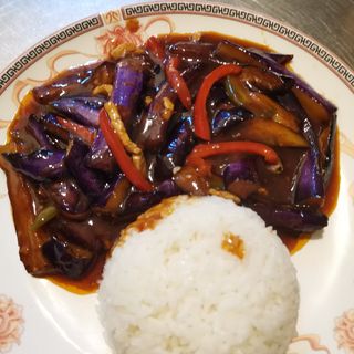 41. Ciotola di riso con melanzane saltate鱼香茄子盖饭