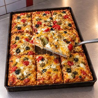 Pizza firmowa ser feta + oliwki + pomidorki + ogórek