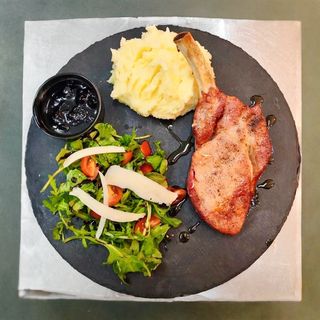 Tomahawk de porc cu piure de cartofi si sos de ciuperci